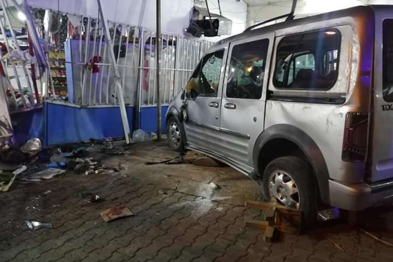 Şanlıurfa'da hafif ticari araç markete daldı: 7 yaralı